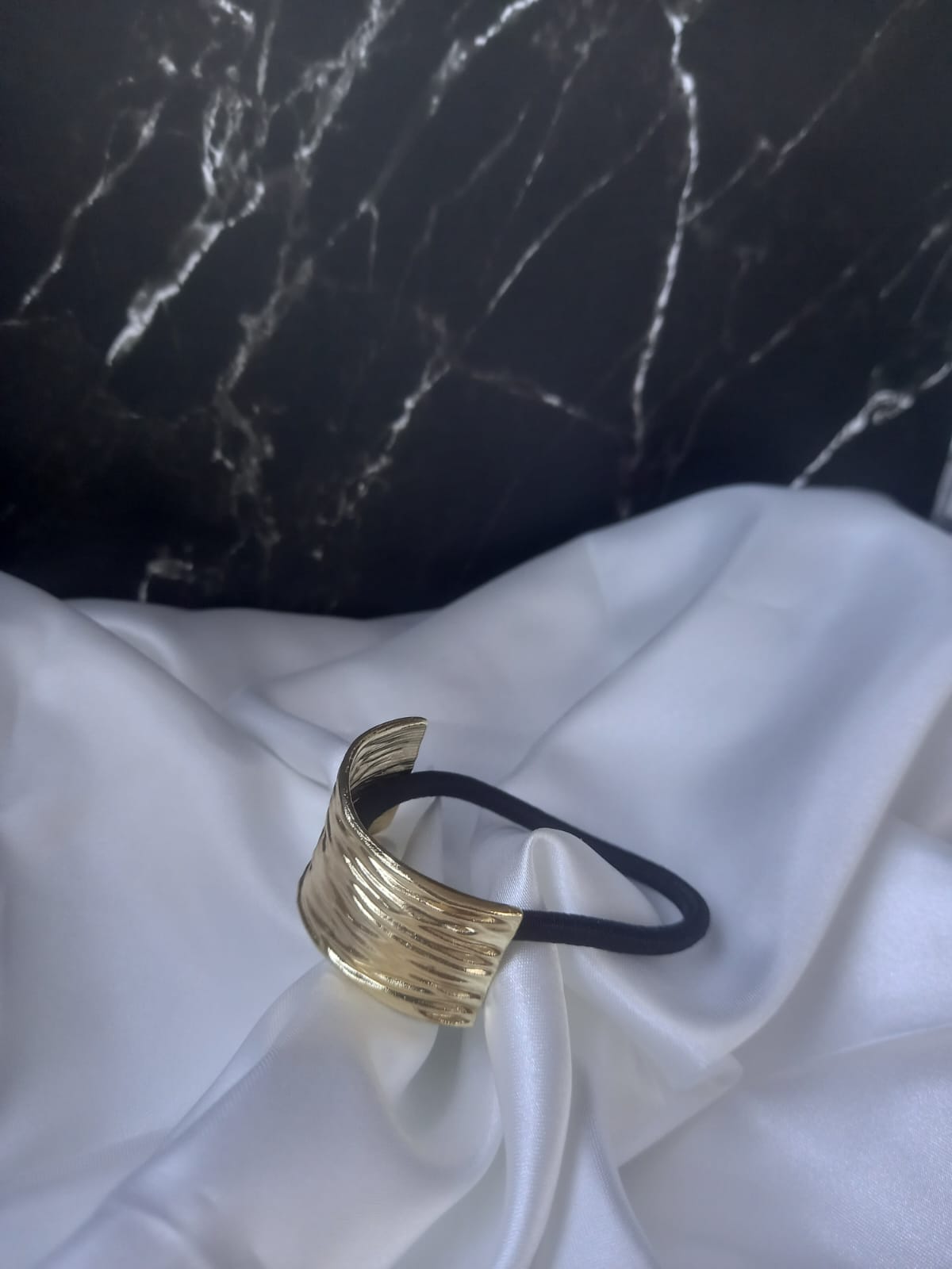 Ela Élastique à Cheveux avec Bijou Doré Strié - Accessoire Cheveux Raffiné