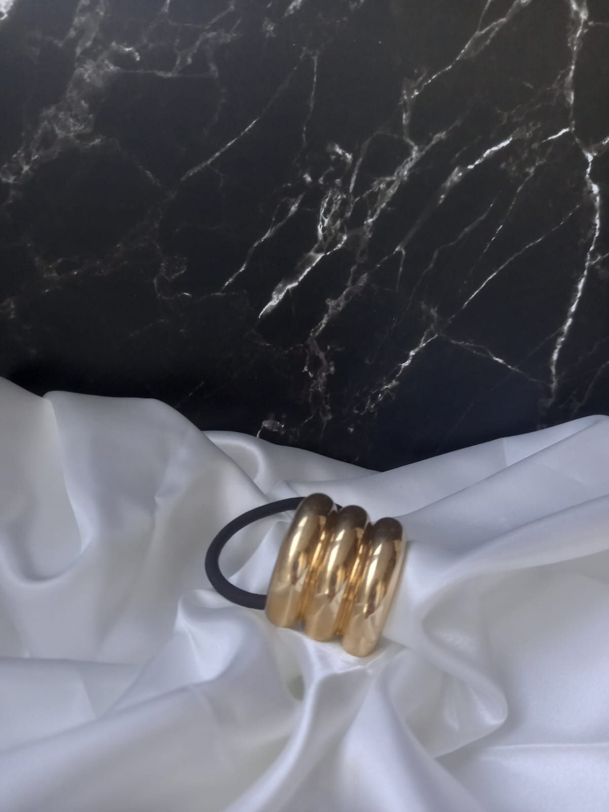 Léa Élastique à Cheveux avec Bijou Doré - Accessoire Cheveux Élégant
