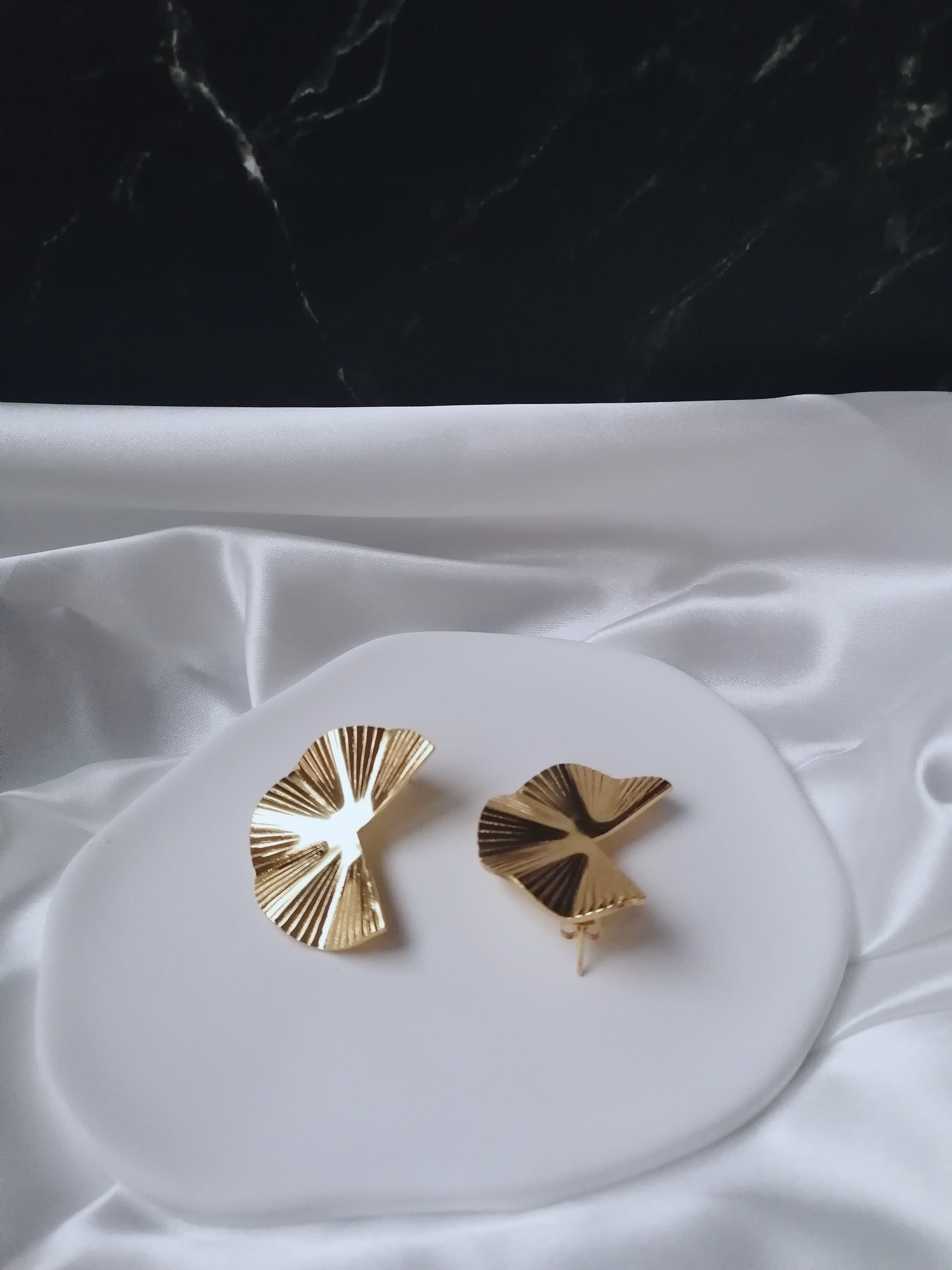 Alma Boucles d'Oreilles Dorées en Acier Inoxydable - Bijou Femme Élégant