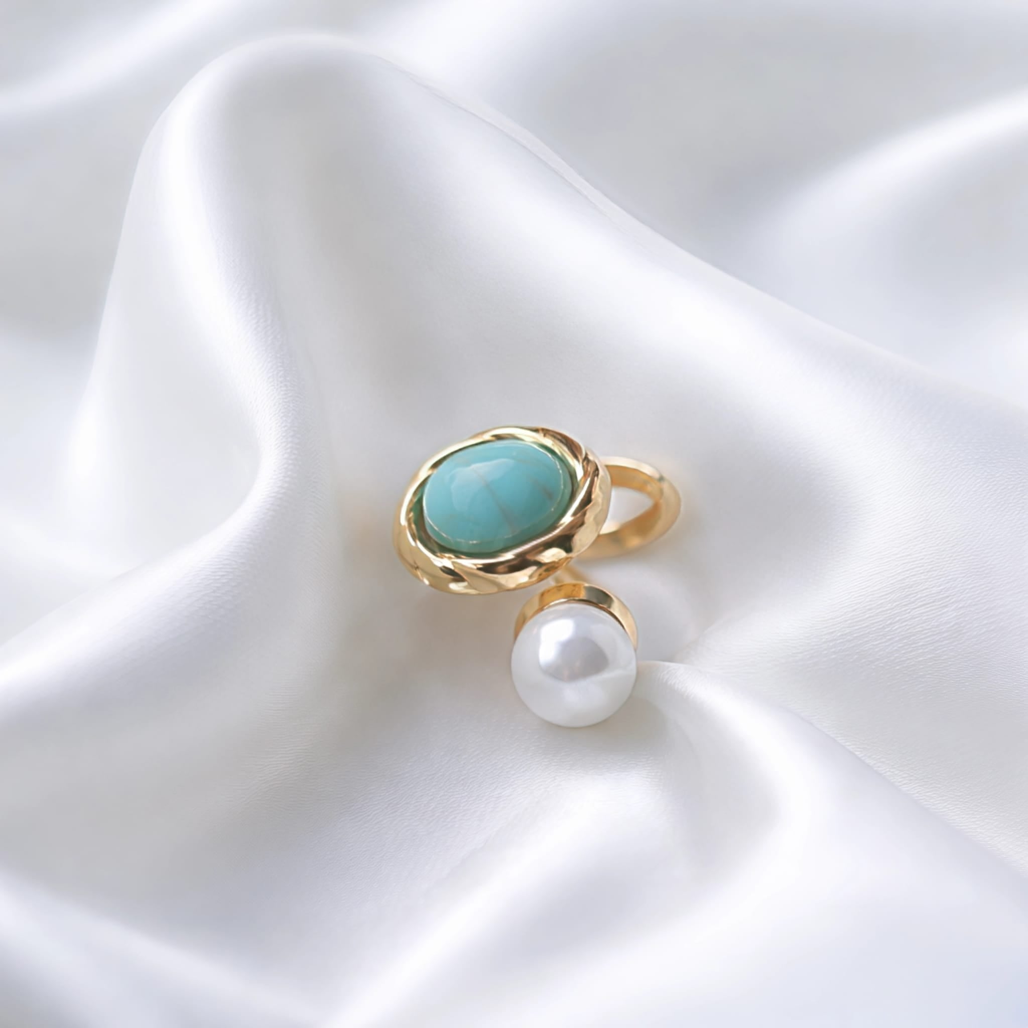 Jade Bague Ajustable Dorée Perle Blanche et Pierre Bleue - Acier Inoxydable