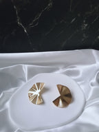 Alma Boucles d'Oreilles Dorées en Acier Inoxydable - Bijou Femme Élégant