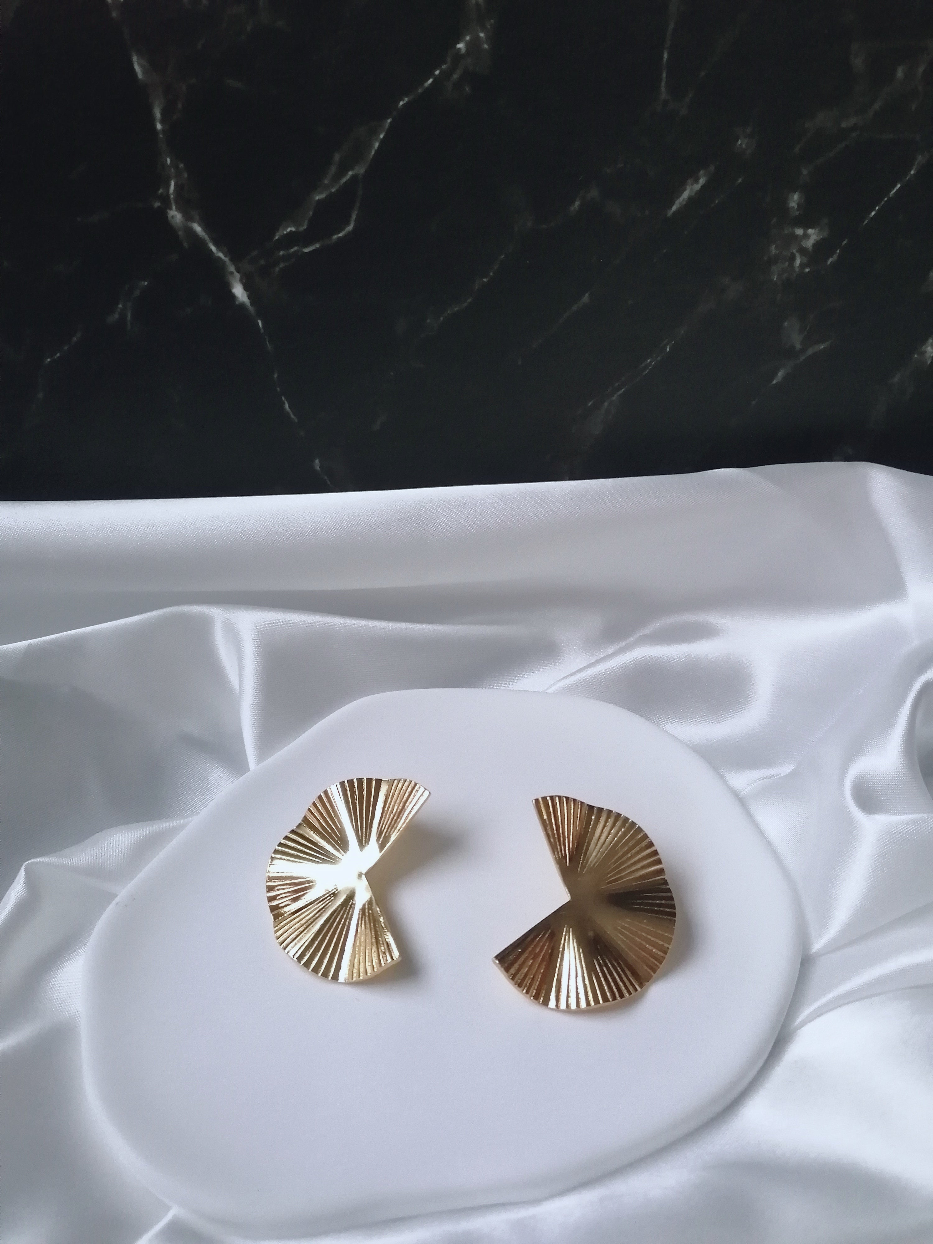 Alma Boucles d'Oreilles Dorées en Acier Inoxydable - Bijou Femme Élégant
