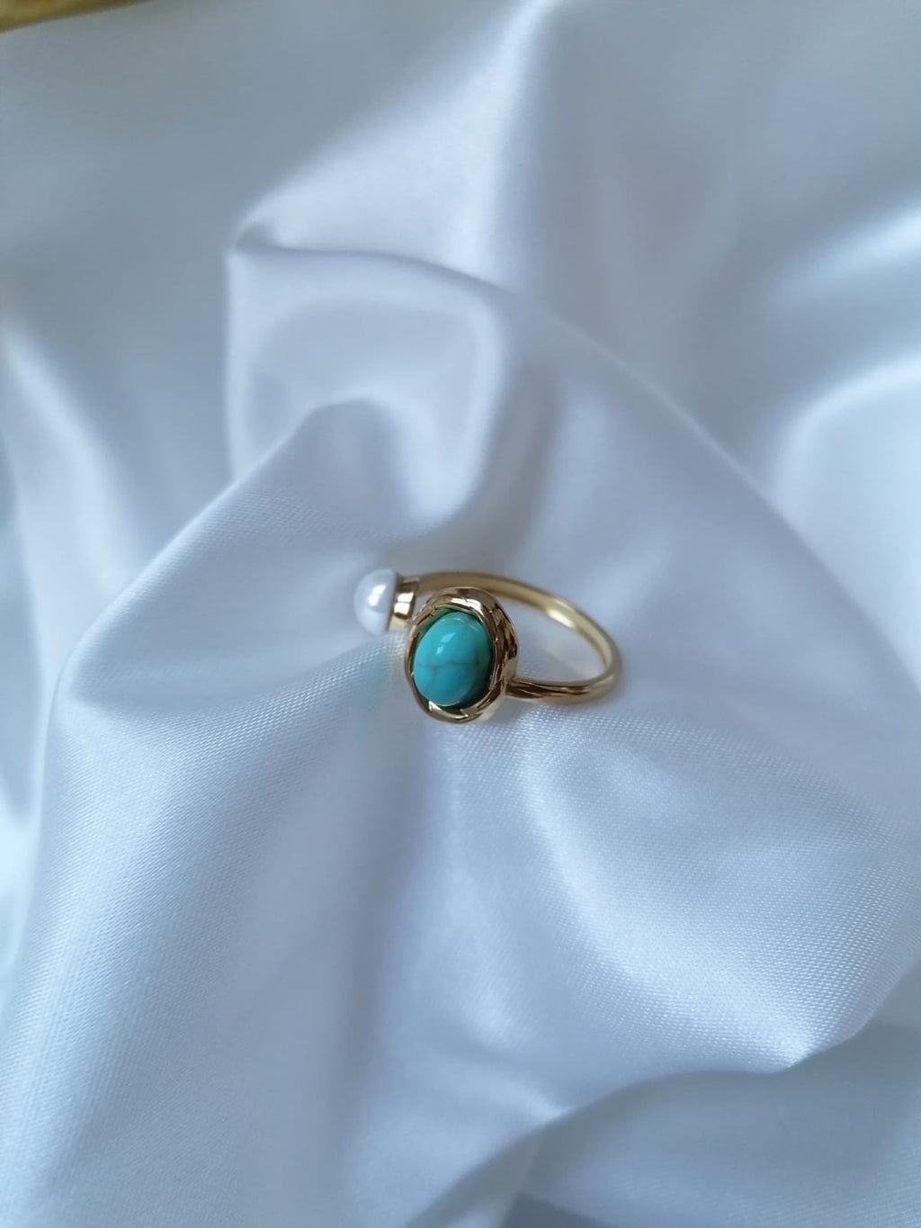Jade Bague Ajustable Dorée Perle Blanche et Pierre Bleue - Acier Inoxydable